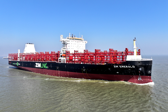 20231214【交船】N13717000TEU双燃料集装箱船“ZIMEMERALD”交船(3)-6532e248a6aa4caa90003e26f4e7735c